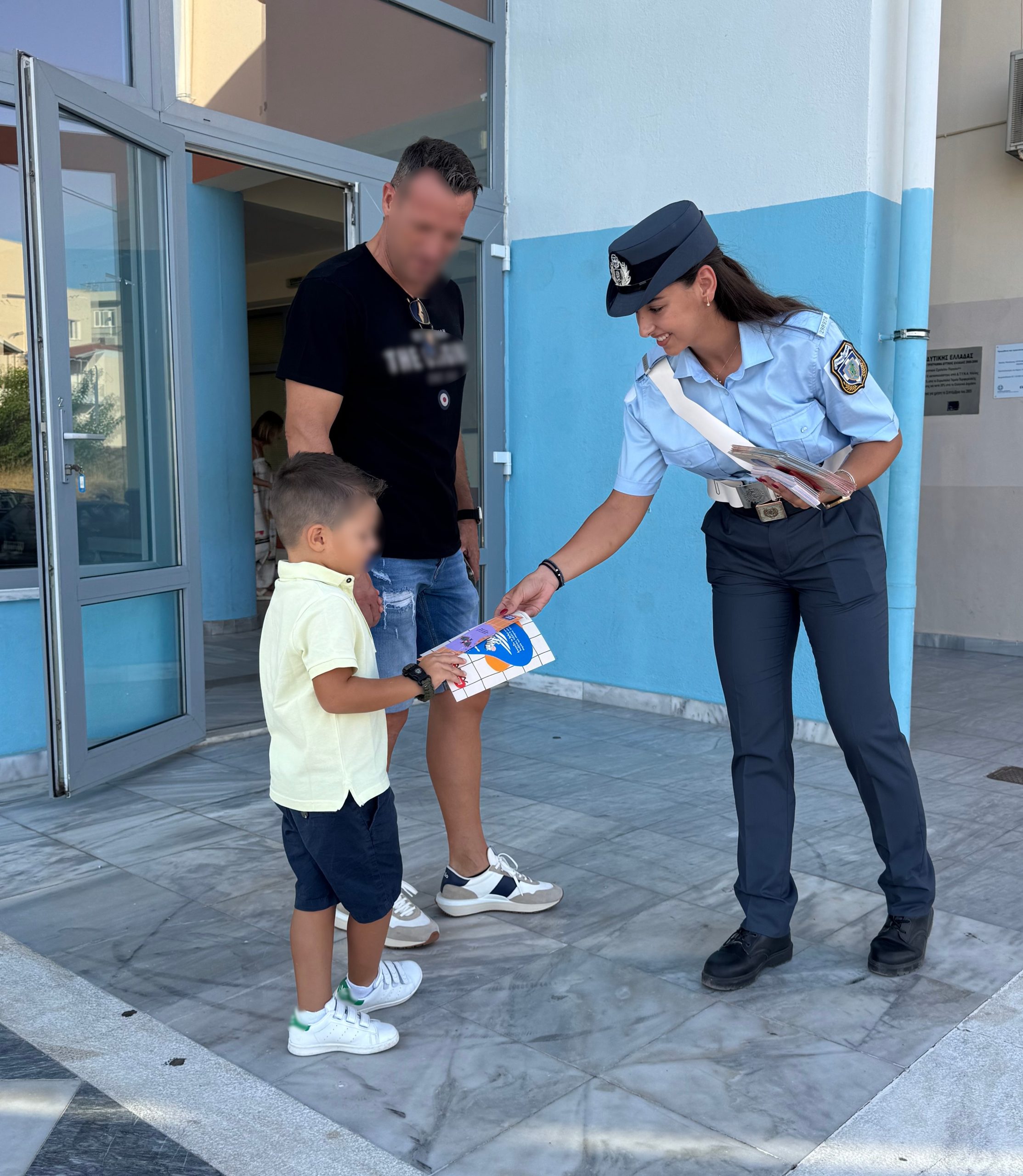 Η Ελληνική Αστυνομία διένειμε ενημερωτικό υλικό για τον κώδικα οδικής ασφάλειας στους μαθητές της Δυτικής Ελλάδας