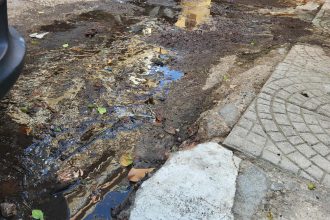 Πάτρα: Η ...λίμνη της οδού Ναυαρίνου - Διαρροή νερού για εβδομάδες ΦΩΤΟ