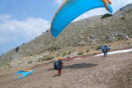 Δυτ. Ελλάδα: "Θρίλερ" με ανεμοπτεριστή που έπεσε σε δέντρα - Επιχείρηση διάσωσης (ΦΩΤΟ)