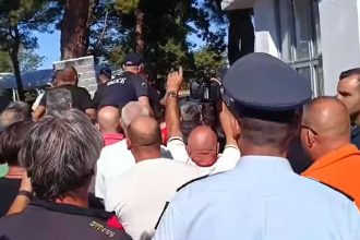 Σέρρες: Αγρότες και κτηνοτρόφοι προπηλάκισαν τον υφυπουργό Αγροτικής Ανάπτυξης, του πέταξαν νερά και καφέδες - Δείτε βίντεο