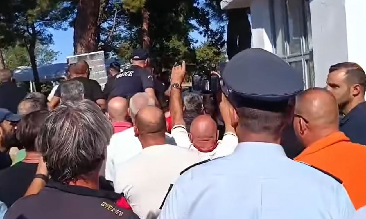 Σέρρες: Αγρότες και κτηνοτρόφοι προπηλάκισαν τον υφυπουργό Αγροτικής Ανάπτυξης, του πέταξαν νερά και καφέδες - Δείτε βίντεο