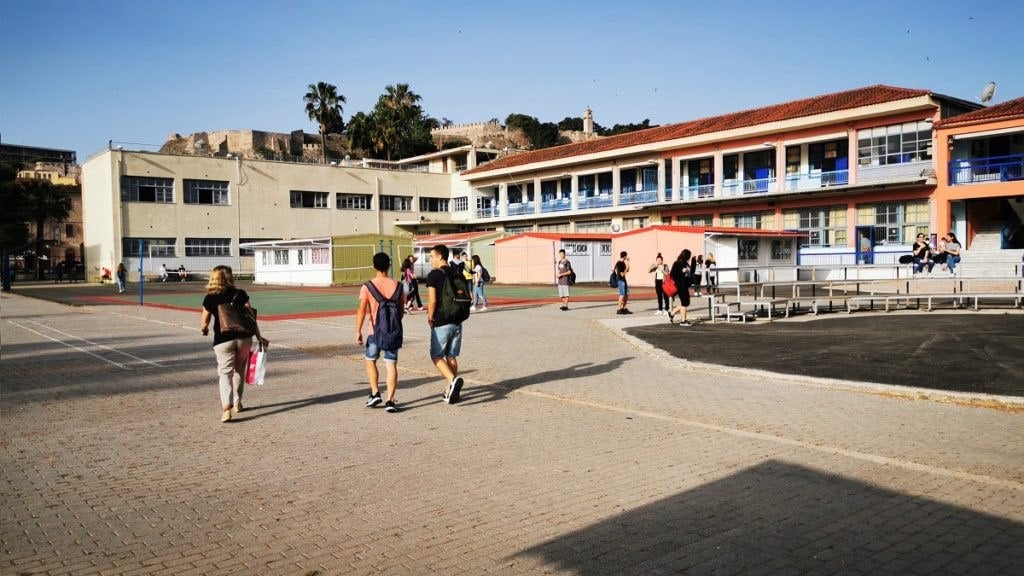 Σχολεία: Απουσίες, απαλλαγές από μαθήματα και χρήση κινητών τηλεφώνων – Τι ισχύει τη νέα χρονιά