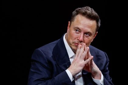 Απειλεί τον Μασκ για τη θέση του πλουσιότερου στον κόσμο