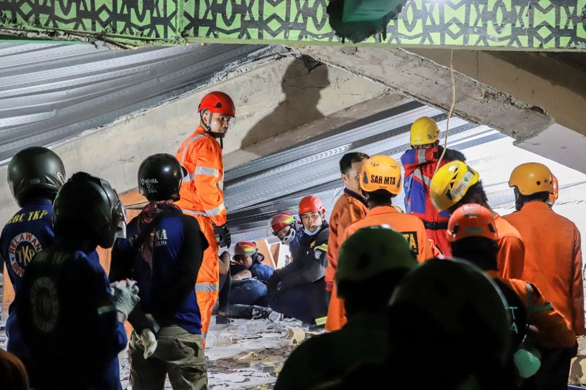 Ινδονησία: Αγώνας διάσωσης για 38 εγκλωβισμένους σε ερείπια σχολείου
