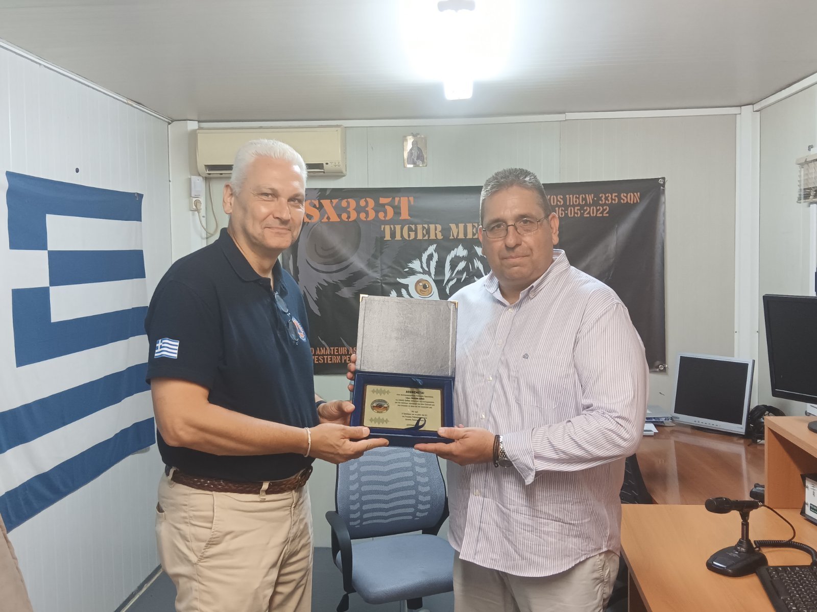 Σύγχρονο πομποδέκτη παρέδωσε στους Ραδιοερασιτέχνες ο Αντιπεριφερειάρχης Φ. Ζαΐμης