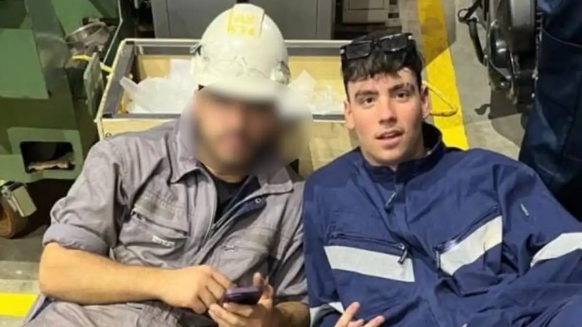 Θρήνος στην κηδεία του 20χρονου ναυτικού που εγκλωβίστηκε στην πόρτα πλοίου