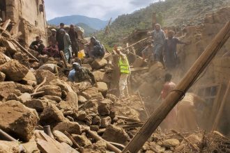 Σκηνές τραγωδίας στο Aφγανιστάν: Επιζώντες σκάβουν μαζικούς τάφους με τα χέρια τους - Πάνω από 1400 οι νεκροί