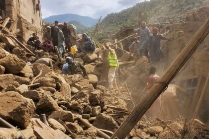 Σκηνές τραγωδίας στο Aφγανιστάν: Επιζώντες σκάβουν μαζικούς τάφους με τα χέρια τους - Πάνω από 1400 οι νεκροί