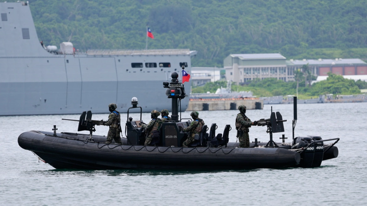 Το Πεκίνο χαρακτηρίζει «προβληματικό» το πέρασμα πολεμικών πλοίων του Καναδά και της Αυστραλίας από το στενό της Ταϊβάν