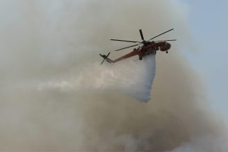 Φωτιά στην Κεφαλονιά – Εκκενώνονται 3 οικισμοί