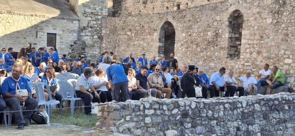 Ο Χαράλαμπος Μπονάνος παρέα με τους προσκόπους