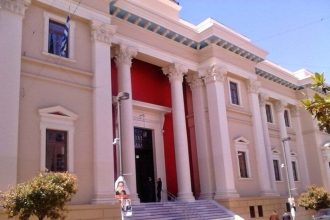 Πάτρα: Στο αυτόφωρο σήμερα ο ιδιοκτήτης νυχτερινού κέντρου και άλλοι τρεις, μεταξύ των οποίων και αστυνομικός, για τον ξυλοδαρμό και το επεισόδιο με το όπλο