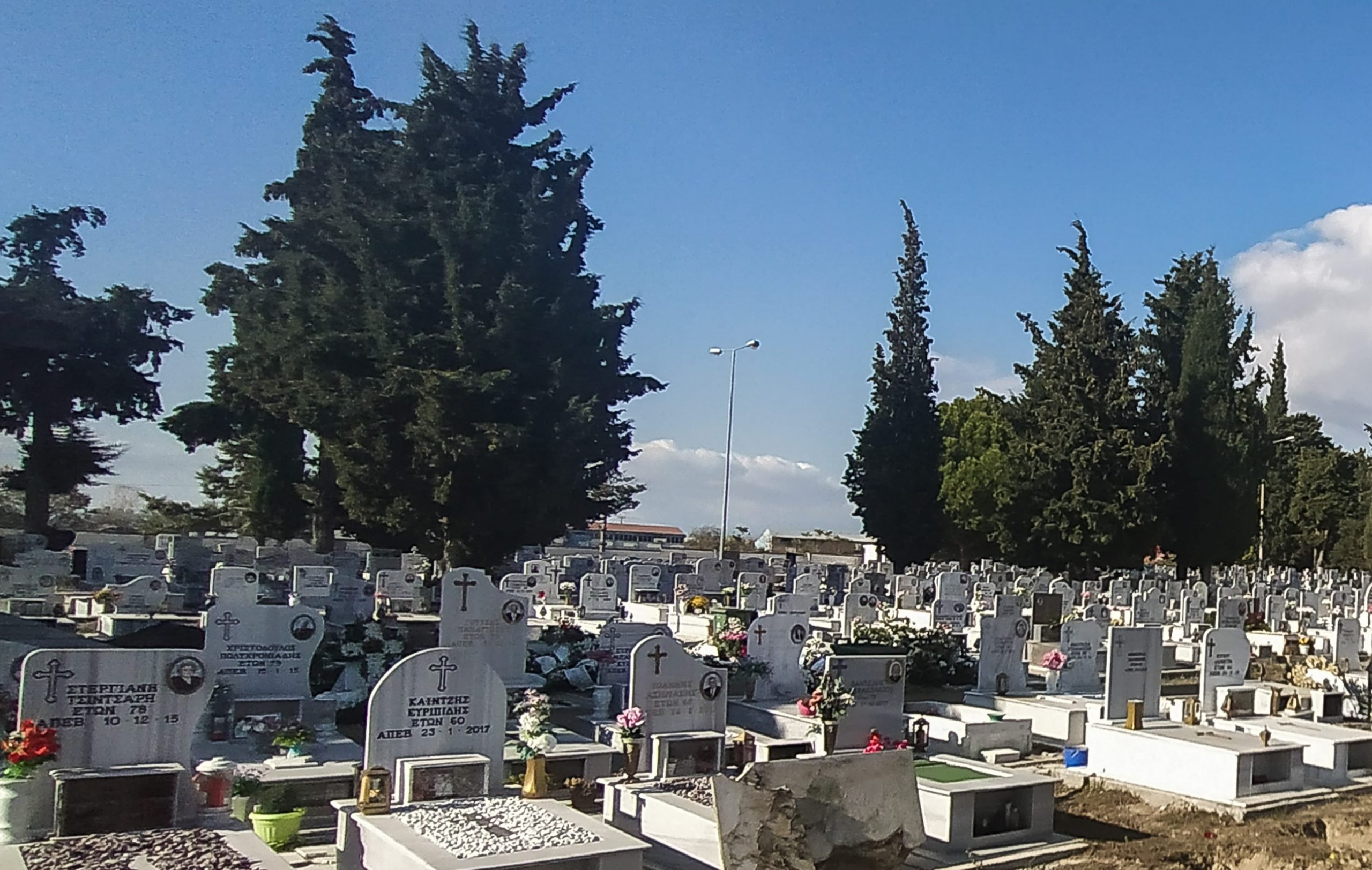 Χαλκίδα: Αιματηρό επεισόδιο σε νεκροταφείο - Πιάστηκαν στα χέρια και του άνοιξε το κεφάλι με φτυάρι