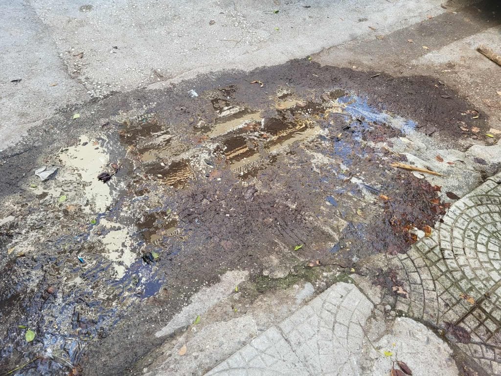 Πάτρα: Η ...λίμνη της οδού Ναυαρίνου - Διαρροή νερού για εβδομάδες ΦΩΤΟ