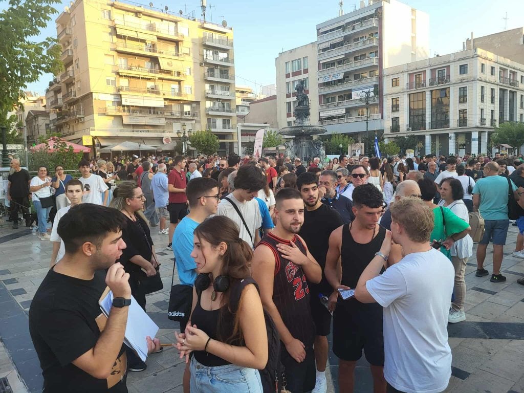 Τέμπη: Μεγάλη συγκέντρωση στην πλατεία Γεωργίου στο κέντρο της Πάτρας - Ακολούθησε πορεία - ΦΩΤΟΓΡΑΦΙΕΣ