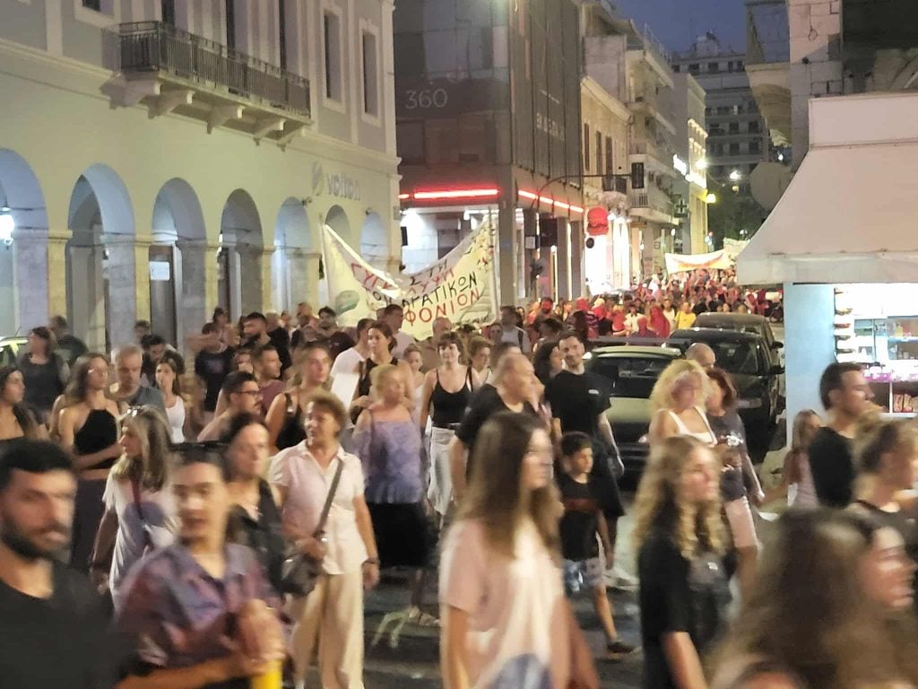 Τέμπη: Μεγάλη συγκέντρωση στην πλατεία Γεωργίου στο κέντρο της Πάτρας - Ακολούθησε πορεία - ΦΩΤΟΓΡΑΦΙΕΣ