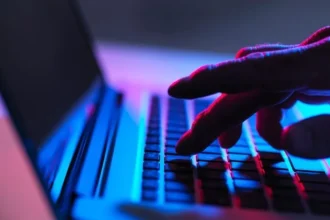 Δικογραφία για 28χρονο που έστειλε απειλητικά μηνύματα στον Παύλο Μαρινάκη