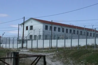 Επεισόδια στις φυλακές Κασσαβέτειας: Κρατούμενοι επιτέθηκαν σε φρουρούς, έσπασαν τζάμια και άναψαν φωτιές