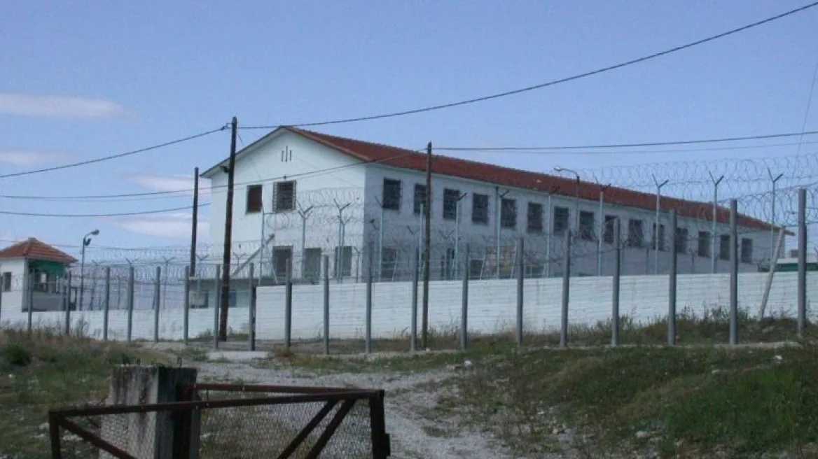 Επεισόδια στις φυλακές Κασσαβέτειας: Κρατούμενοι επιτέθηκαν σε φρουρούς, έσπασαν τζάμια και άναψαν φωτιές