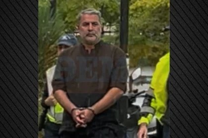 Με χειροπέδες ο Βασίλης Μπισμπίκης στην Ευελπίδων, απολογείται για το τροχαίο που προκάλεσε στη Φιλοθέη