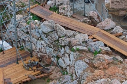 Ακρόπολη των Αθηνών: Αποκαθίσταται και αποδίδεται επισκέψιμο το μυκηναϊκό τείχος