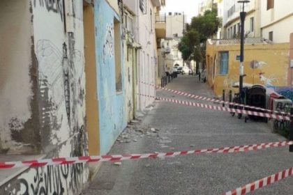 Έπεσε μπαλκόνι σε κεντρικό δρόμο του Ηρακλείου