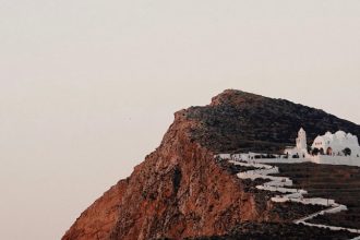 Ο γαλλικός Τύπος υμνεί τη Φολέγανδρο: «Ο μαγεμένος βράχος των Κυκλάδων»