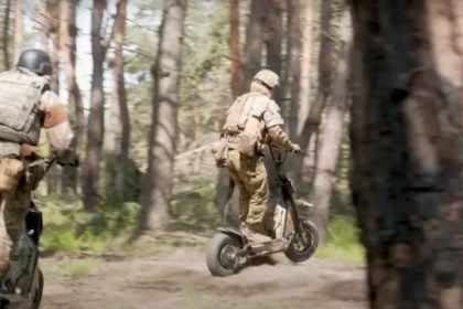 Και ηλεκτρικά πατίνια στον πόλεμο της Ουκρανίας – Πώς τα αξιοποιούν οι δυνάμεις του Κιέβου