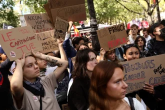 Σε αναβρασμό η Γαλλία: 800.000 διαδηλωτές κατεβαίνουν στους δρόμους σε μία από τις μεγαλύτερες απεργίες των τελευταίων ετών