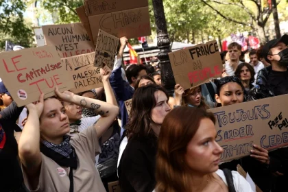 Σε αναβρασμό η Γαλλία: 800.000 διαδηλωτές κατεβαίνουν στους δρόμους σε μία από τις μεγαλύτερες απεργίες των τελευταίων ετών