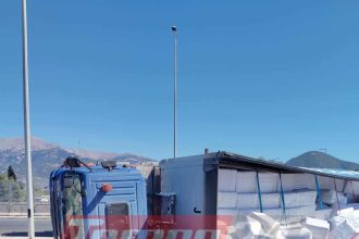 Ανατροπή νταλίκας στο νέο Λιμάνι της Πάτρας ΦΩΤΟ