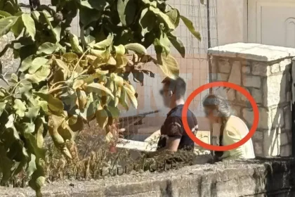 Πώς αποκαλύφθηκε η φρίκη στη Βοιωτία: Η 62χρονη έθαψε τη μητέρα της δίπλα στο σπίτι της και παρουσίαζε άλλη ηλικιωμένη στις Αρχές