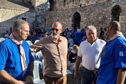 Ο Χαράλαμπος Μπονάνος παρέα με τους προσκόπους