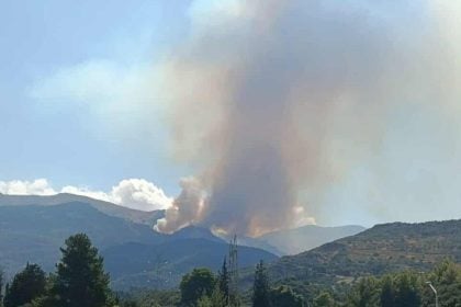 Πάτρα: Φωτιά στο Παναχαϊκό - Σηκώθηκαν τέσσερα εναέρια μέσα (ΦΩΤΟ)