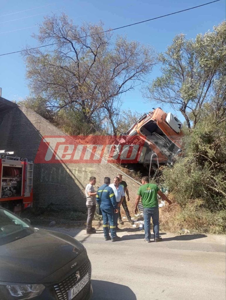 Αχαΐα: Μπετονιέρα έπεσε από γέφυρα στο Βασιλικό (ΦΩΤΟ)