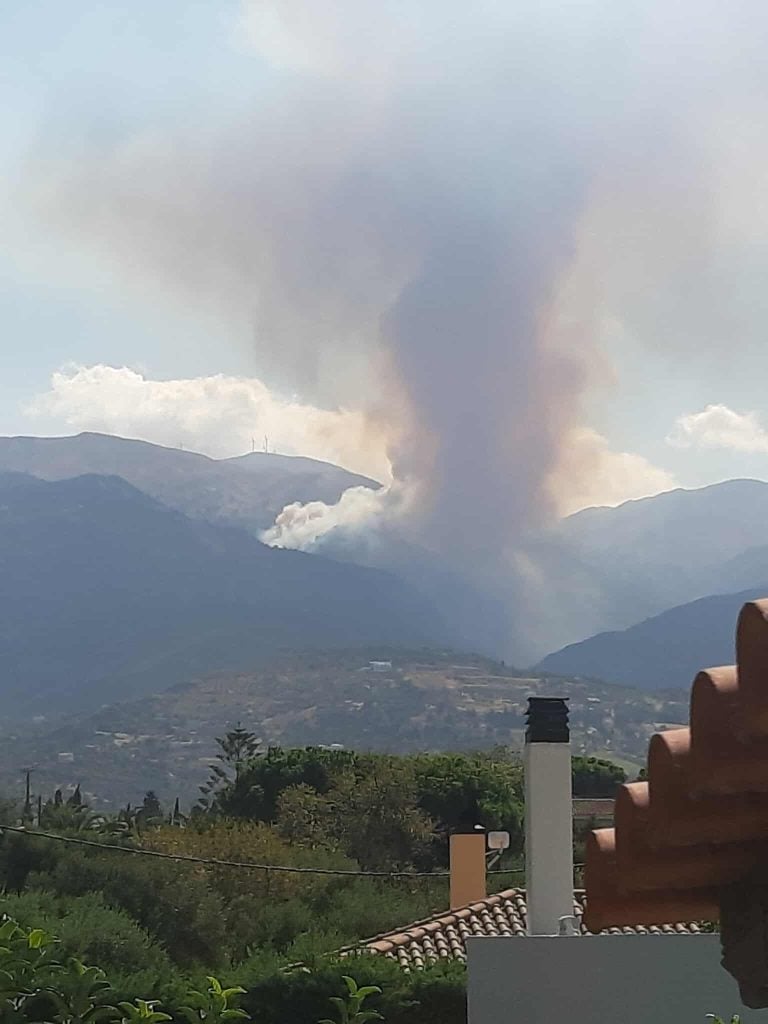 Πάτρα: Σε ύφεση η φωτιά στο Παναχαϊκό