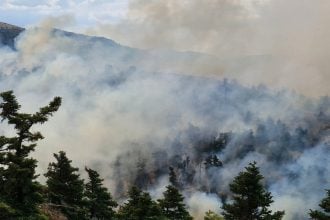 Πάτρα: Σε ύφεση η φωτιά στο Παναχαϊκό