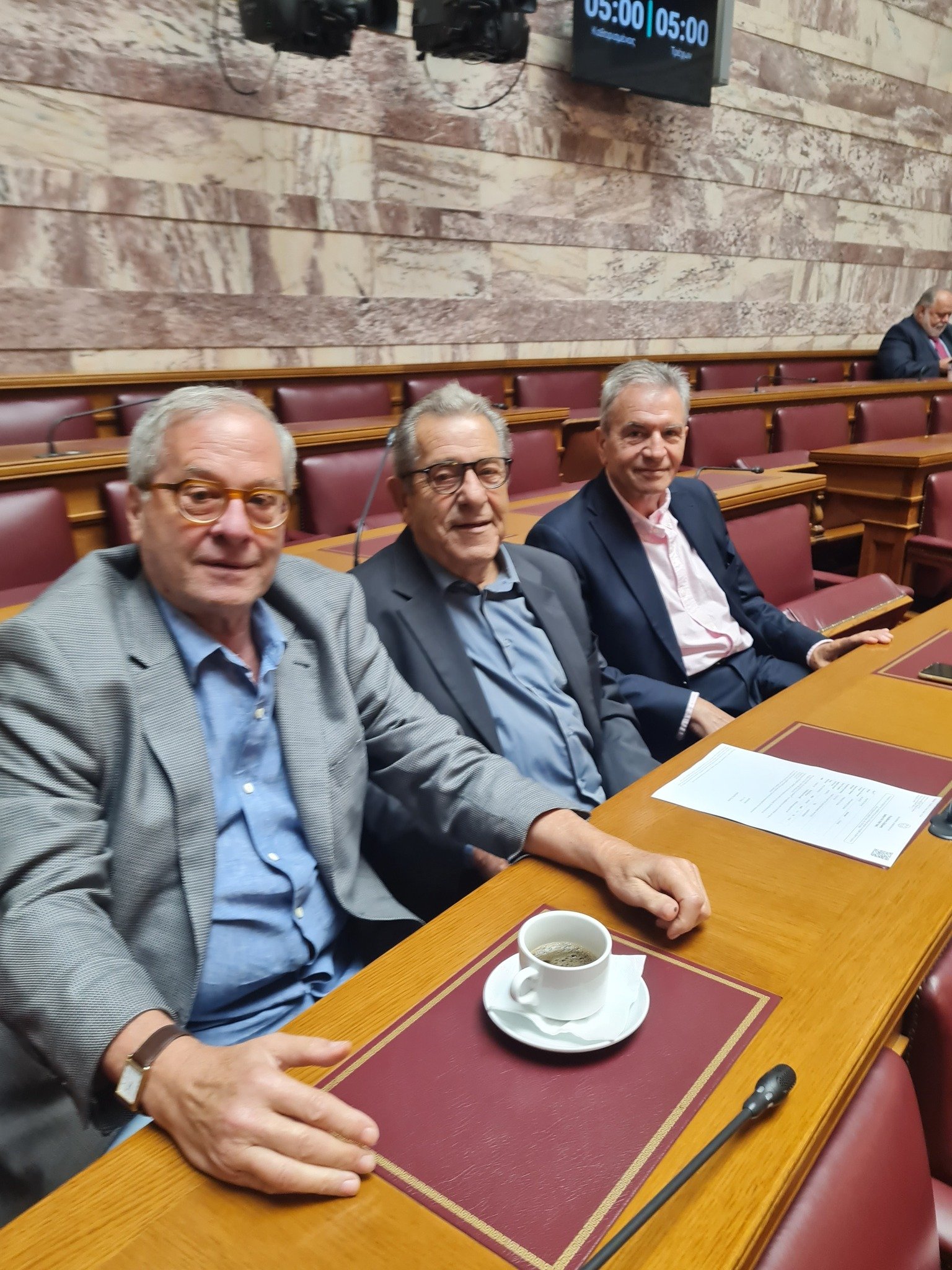 Τρεις "πρώην" βρέθηκαν στη Βουλή