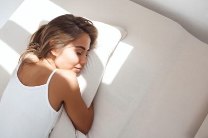 Ύπνος στο πλάι: Μπορεί να χαλάσει τη συμμετρία του προσώπου σου; Όλη η αλήθεια