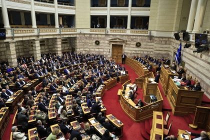 Βουλή: Ψηφίστηκε το νομοσχέδιο για την κοινωνική αντιπαροχή και την ισόβια τριτεκνική ιδιότητα
