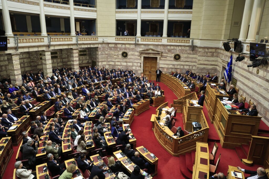 Βουλή: Ψηφίστηκε το νομοσχέδιο για την κοινωνική αντιπαροχή και την ισόβια τριτεκνική ιδιότητα