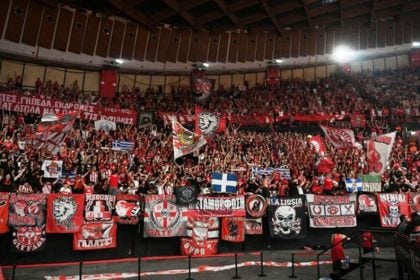 «Ερυθρόλευκη» φρενίτιδα: Sold out το ντέρμπι με Παναθηναϊκό στην Ευρωλίγκα έξι μήνες πριν τη διεξαγωγή του!