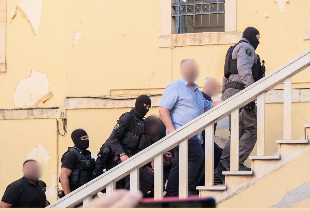 Εγκληματική οργάνωση στα Χανιά: Προφυλακίστηκαν 14 από τους κατηγορούμενους, μαραθώνιες οι απολογίες τους - Νέα εντάλματα σύλληψης για τα δύο αδέλφια που φέρονται ως «εγκέφαλοι»