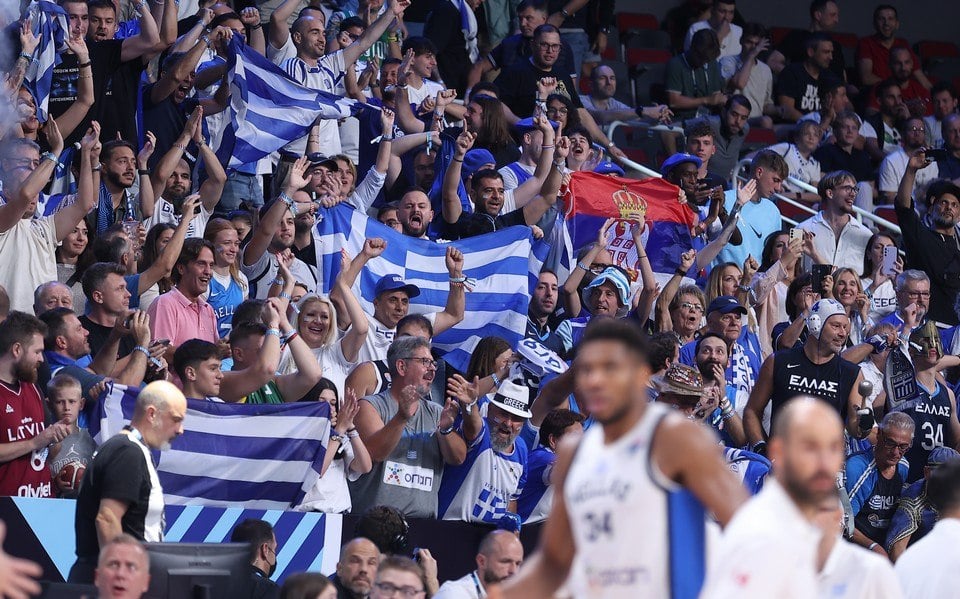 «Πέταξαν» για Λετονία οι Έλληνες φίλαθλοι: Πάνω από 1.500 στο πλευρό της Εθνικής κόντρα στην Τουρκία 