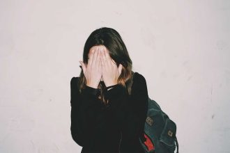 Πάτρα - Μητέρα 13χρονης που αναγκάστηκε από ανήλικες να τους φιλήσει τα πόδια: Η κόρη μου φοβάται να πάει σχολείο