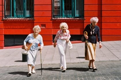 Οι ισχυροί κοινωνικοί δεσμοί επιβραδύνουν τη γήρανση, διαπιστώνει μελέτη