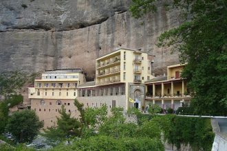 Καλάβρυτα: Νέο Ηγουμενοσυμβούλιο στη Μονή Μεγάλου Σπηλαίου μετά το σκάνδαλο με τα θρησκευτικά κειμήλια