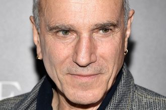 «Anemone»: Το νέο εντυπωσιακό τρέιλερ της ταινίας του Ντάνιελ Ντέι Λιούις έπειτα από 8 χρόνια απουσίας