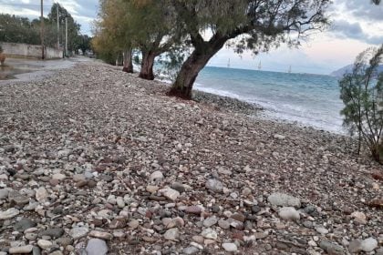 SOS από τους κατοίκους των Αραχωβιτίκων για την διάβρωση της ακτής - "Η θάλασσα μπήκε στο δρόμο"