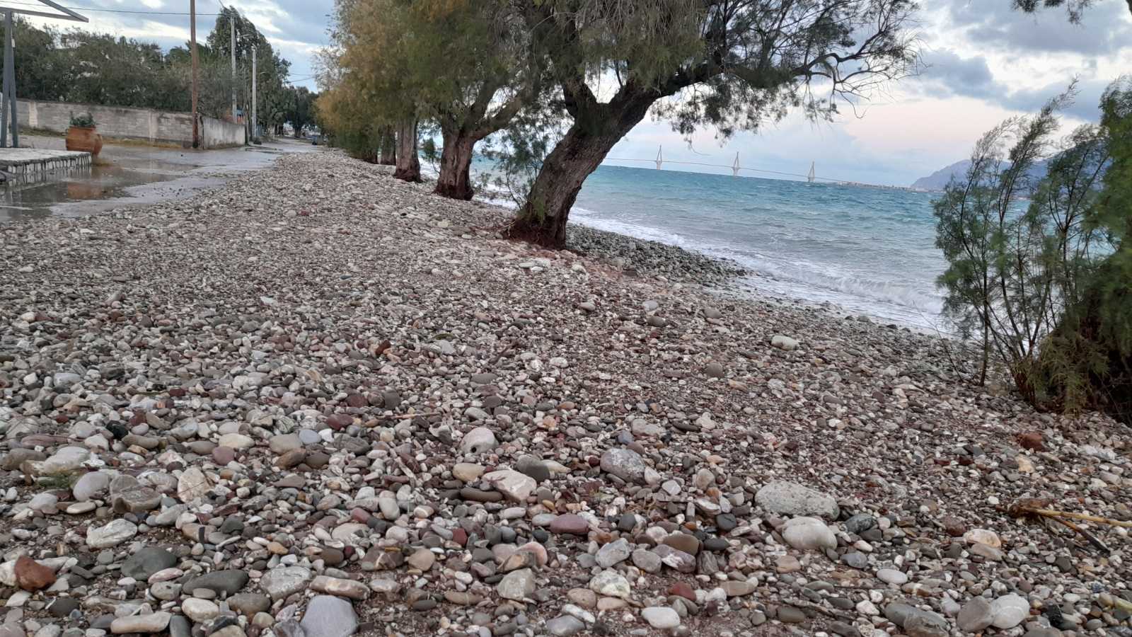 SOS από τους κατοίκους των Αραχωβιτίκων για την διάβρωση της ακτής - "Η θάλασσα μπήκε στο δρόμο"